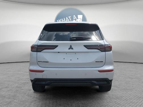 White Diamond 2026 Mitsubishi Outlander LE