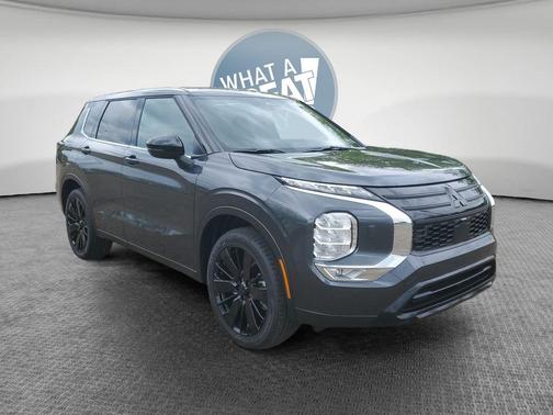 Graphite Gray 2026 Mitsubishi Outlander LE