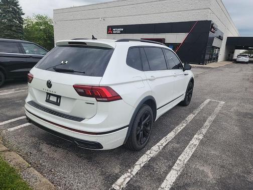 Opal White Pearl Effect 2024 Volkswagen Tiguan 2.0T SE R-Line Black
