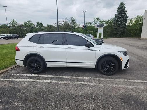 Opal White Pearl Effect 2024 Volkswagen Tiguan 2.0T SE R-Line Black