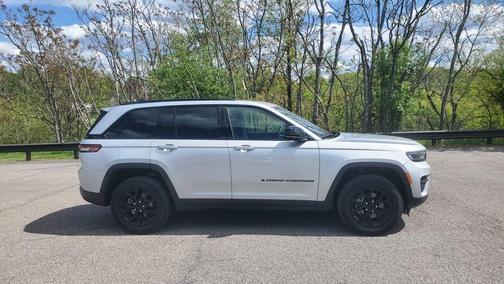 Silver Zynith 2025 Jeep Grand Cherokee Laredo