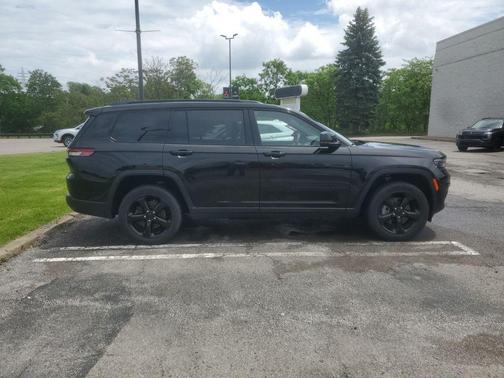 Diamond Black 2023 Jeep Grand Cherokee L Laredo