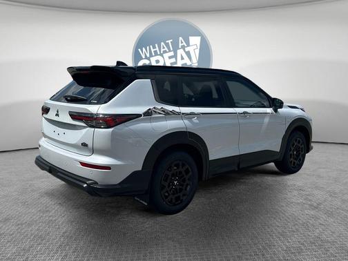 White Diamond / Black 2026 Mitsubishi Outlander Trail Edition
