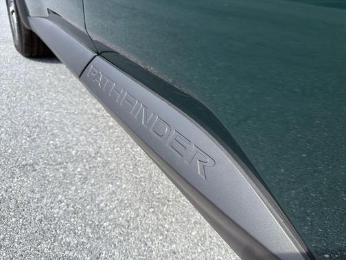 2025 Nissan Pathfinder SL 4WD