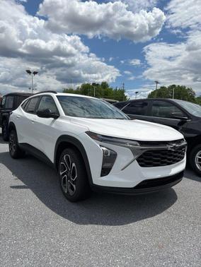 Summit White 2025 Chevrolet Trax FWD 2RS