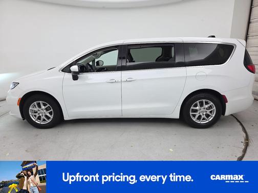 White 2023 Chrysler Pacifica Touring L