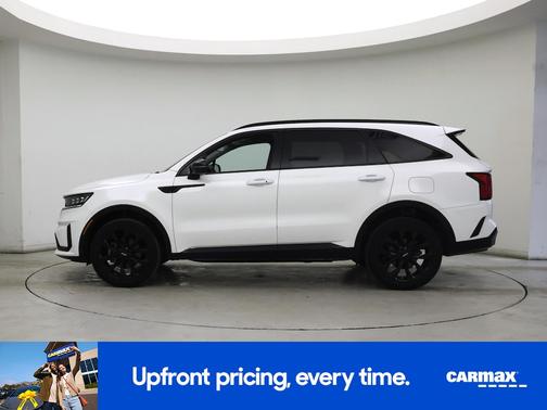 White 2023 Kia Sorento SX