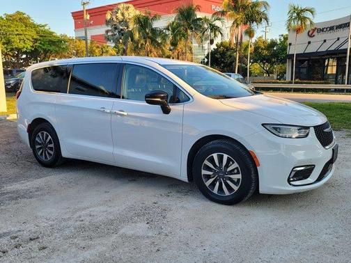 Bright White Clearcoat 2024 Chrysler Pacifica Hybrid Select