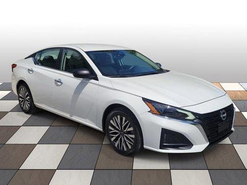 Pearl White Tricoat 2024 Nissan Altima 2.5 SV AWD Sedan