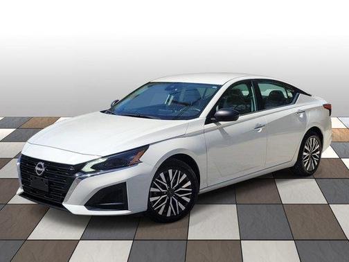 Pearl White Tricoat 2024 Nissan Altima 2.5 SV AWD Sedan