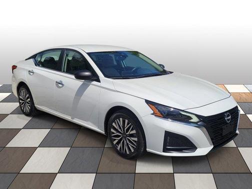 Pearl White Tricoat 2024 Nissan Altima 2.5 SV