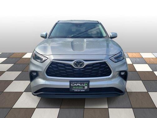 Gray 2024 Toyota Highlander LE