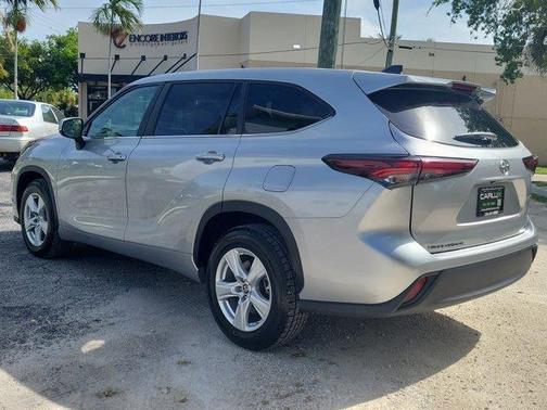 Gray 2024 Toyota Highlander LE