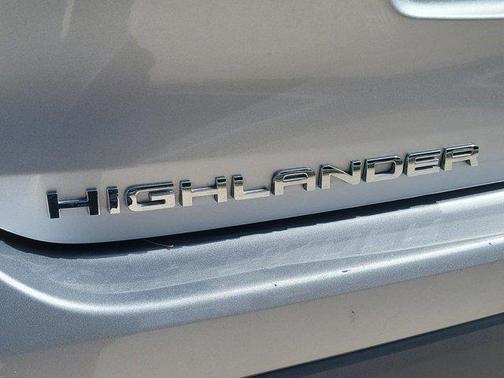 Gray 2024 Toyota Highlander LE