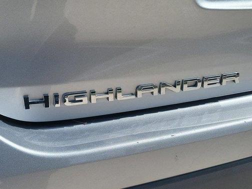 Magnetic Gray Metallic 2024 Toyota Highlander LE FWD (Natl)