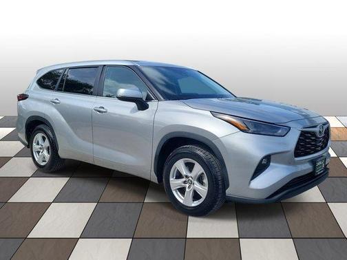 Gray 2024 Toyota Highlander LE