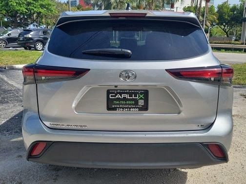 Gray 2024 Toyota Highlander LE