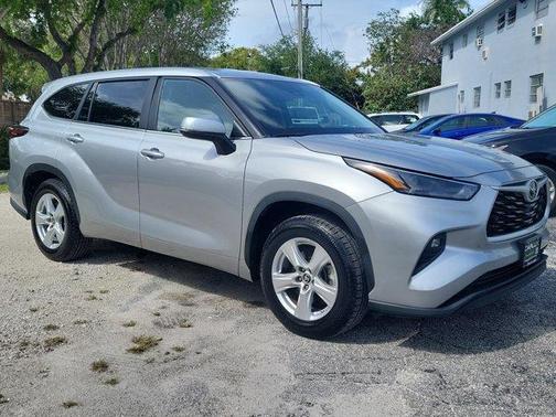 Gray 2024 Toyota Highlander LE
