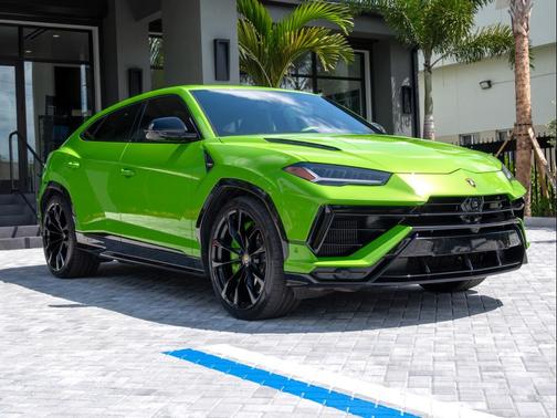 Green 2024 Lamborghini Urus S