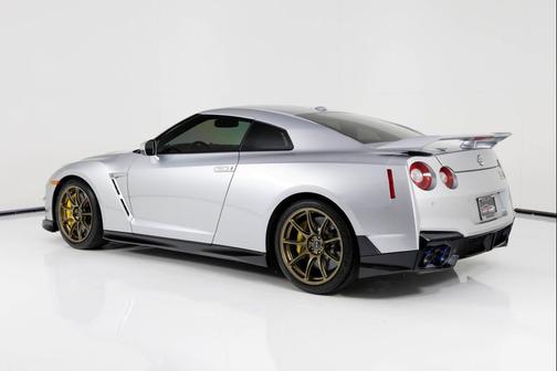 2024 Nissan GT-R T-spec Dual-clutch 6-Speed Transmission