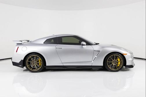 2024 Nissan GT-R T-spec Dual-clutch 6-Speed Transmission