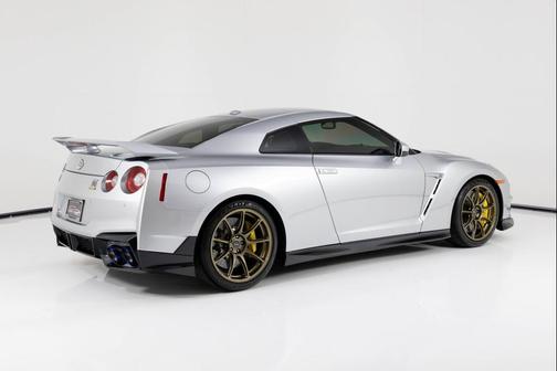 2024 Nissan GT-R T-spec Dual-clutch 6-Speed Transmission
