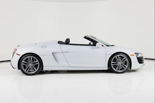 White 2011 Audi R8 5.2 quattro Spyder