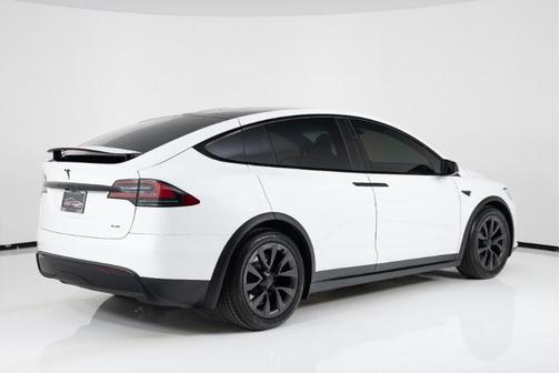 Photo 3 of 38 of 2022 Tesla Model X Plaid