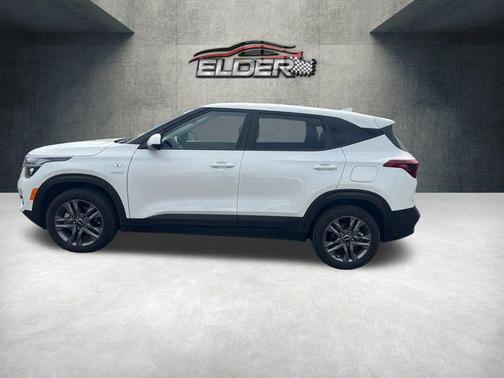 Snow White Pearl 2023 Kia Seltos LX