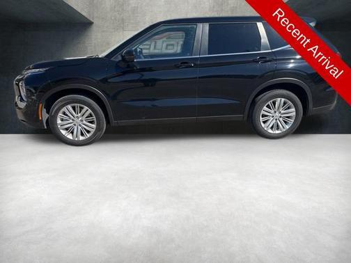 Black 2023 Mitsubishi Outlander ES