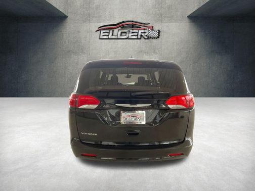 Brilliant Black Crystal Pearlcoat 2023 Chrysler Voyager LX