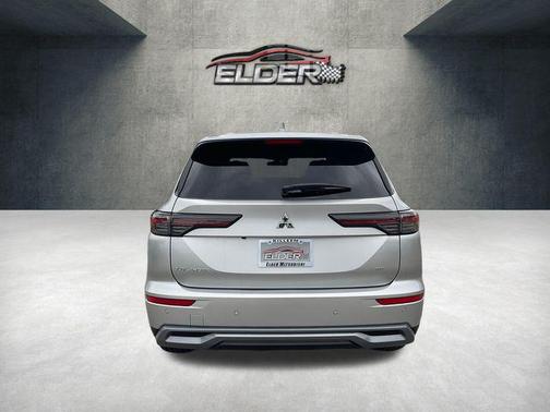 Alloy Silver Metallic 2026 Mitsubishi Outlander SE