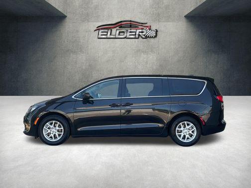 Brilliant Black Crystal Pearlcoat 2023 Chrysler Voyager LX