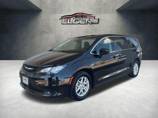 Brilliant Black Crystal Pearlcoat 2023 Chrysler Voyager LX