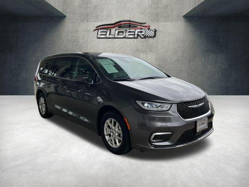 Granite Crystal Metallic Clearcoat 2023 Chrysler Pacifica Touring L