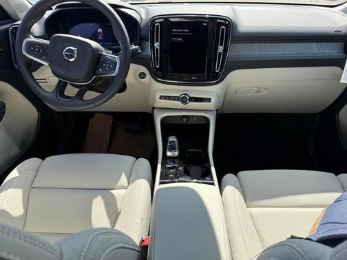 2025 Volvo XC40 B5 Ultra Dark Theme