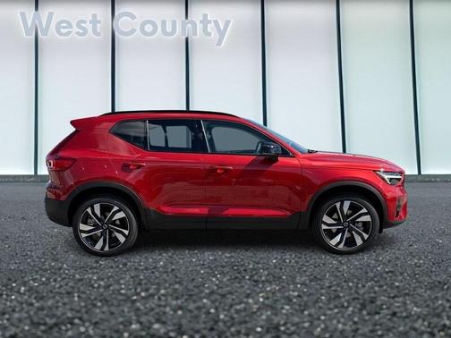 2025 Volvo XC40 B5 Ultra Dark Theme