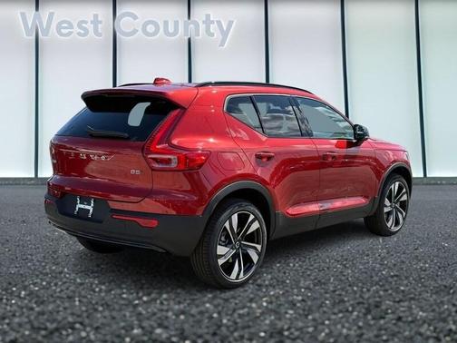 2025 Volvo XC40 B5 Ultra Dark Theme