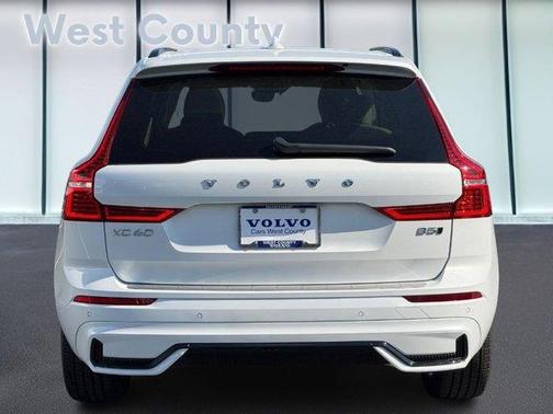 Crystal White 2023 Volvo XC60 B5 Plus Dark Theme