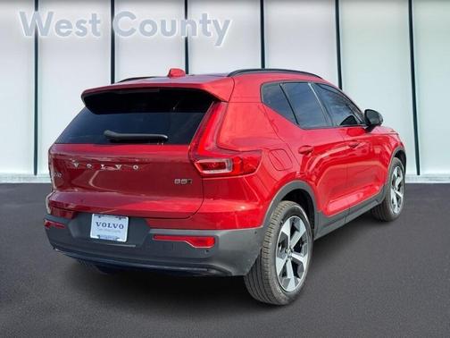 2025 Volvo XC40 B5 Plus Dark Theme