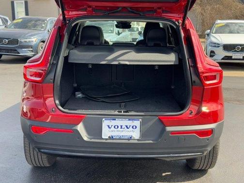 2025 Volvo XC40 B5 Plus Dark Theme