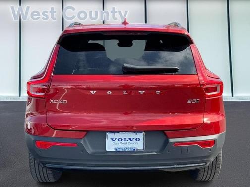 2025 Volvo XC40 B5 Plus Dark Theme