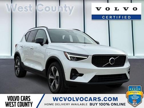 2025 Volvo XC40 B5 Plus Dark Theme