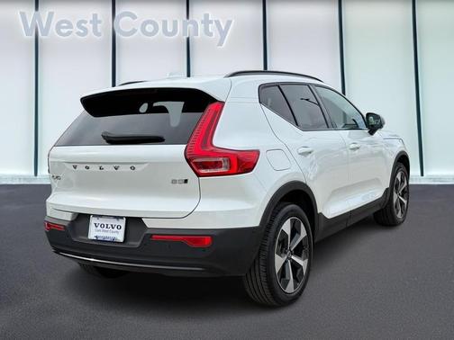2025 Volvo XC40 B5 Plus Dark Theme