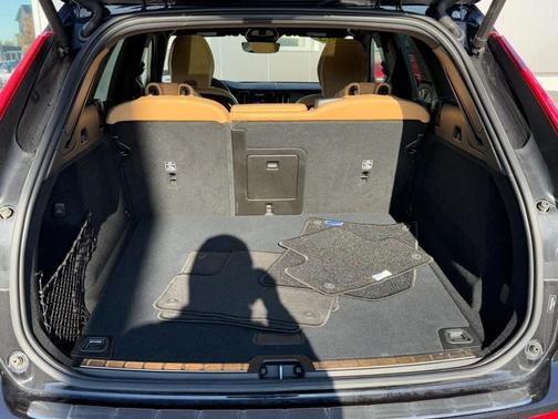 2023 Volvo XC60 B6 Ultimate Dark Theme