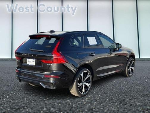 2023 Volvo XC60 B6 Ultimate Dark Theme