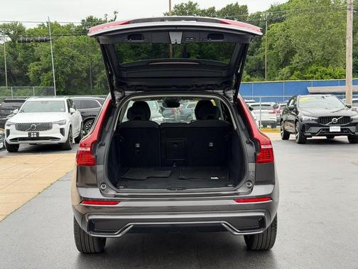 Platinum Gray Metallic 2025 Volvo XC60 B5 Plus