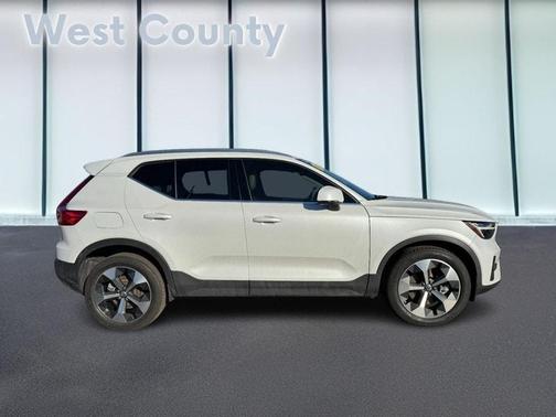 2023 Volvo XC40 B5 Plus Bright Theme