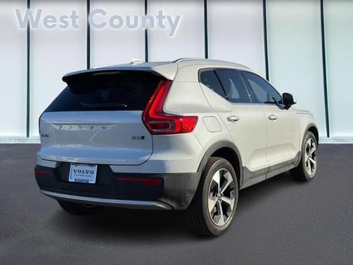 2023 Volvo XC40 B5 Plus Bright Theme