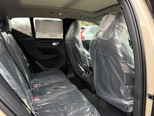 2025 Volvo XC40 B5 Core Bright Theme